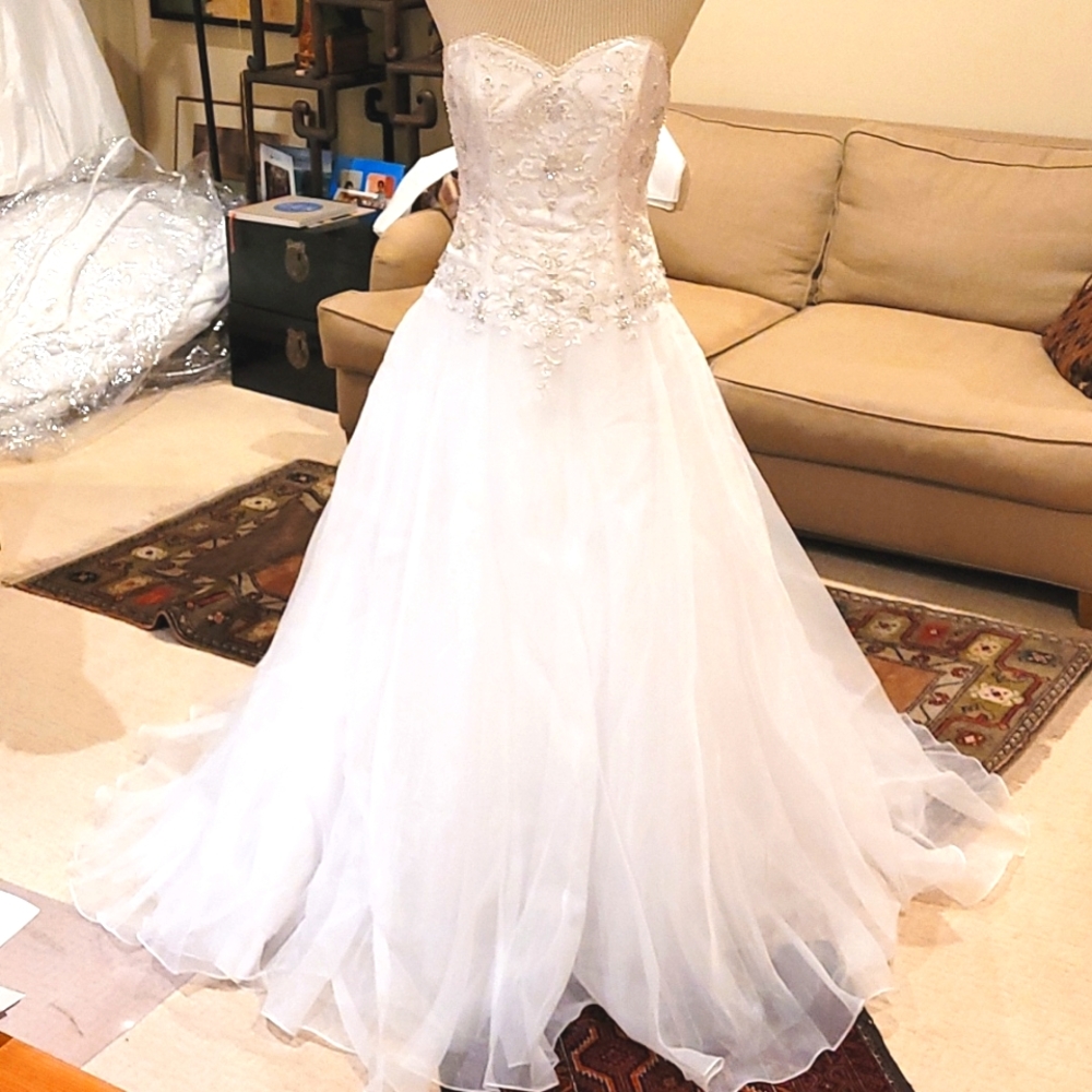 Sweetheart strapless Organza beaded Embroidered sweep train bridal gown